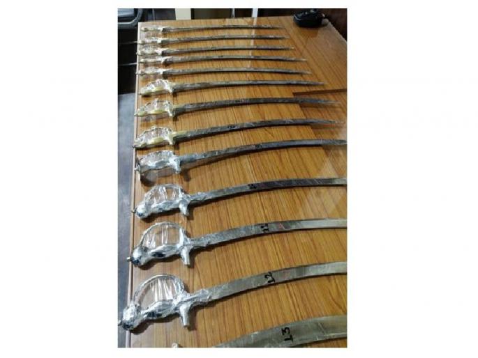 13 swords found in the possession of a minor; uncle arrested for nephew's act | बापरे! अल्पवयीन मुलाकडे आढळल्या १३ तलवारी; भाच्याच्या कृत्याने मामाला अटक 13 swords found in the possession of a minor; uncle arrested for nephew's act | बापरे! अल्पवयीन मुलाकडे आढळल्या १३ तलवारी; भाच्याच्या कृत्याने मामाला अटक