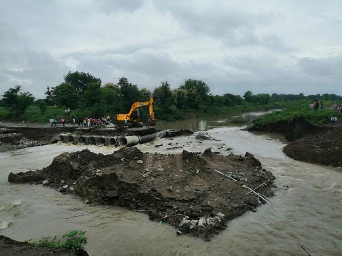 Hadgaon hit by rains; The bridge over the river Tamsa was swept away | हदगावला पावसाचा तडाखा; तामसा नदीवरील पूल वाहून गेला Hadgaon hit by rains; The bridge over the river Tamsa was swept away | हदगावला पावसाचा तडाखा; तामसा नदीवरील पूल वाहून गेला