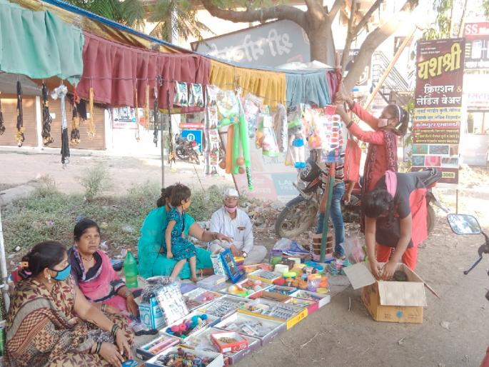 Corona has time to sell toys to the spectacle artist | कोरोनामुळे तमाशा कलावंतावर खेळणी विकण्याची वेळ!, सलग तीन वर्षे उपासमारीची वेळ Corona has time to sell toys to the spectacle artist | कोरोनामुळे तमाशा कलावंतावर खेळणी विकण्याची वेळ!, सलग तीन वर्षे उपासमारीची वेळ
