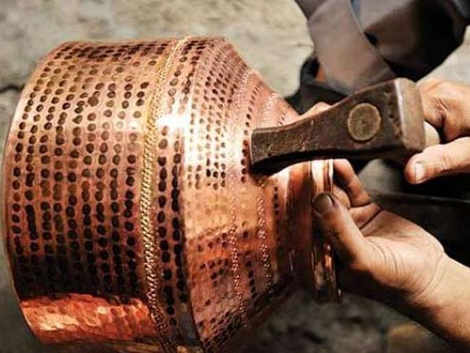 shop in pune makes Copper-brass utenciles from ancient times | पुण्यातल्या या आळीत प्राचीन काळापासून बनवली जाताएत तांब्या-पितळेची भांडी shop in pune makes Copper-brass utenciles from ancient times | पुण्यातल्या या आळीत प्राचीन काळापासून बनवली जाताएत तांब्या-पितळेची भांडी