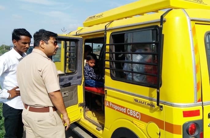 Action on 11 school buses on the first day of school | शाळेच्या पहिल्याच दिवशी ११ स्कूलबसवर झाली कारवाई Action on 11 school buses on the first day of school | शाळेच्या पहिल्याच दिवशी ११ स्कूलबसवर झाली कारवाई