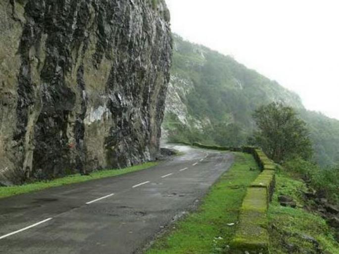 At that time the road in the ghat was rough Road closed till Monday to avoid accidents | Tamhini Ghat: ताम्हिणी घाटातील रस्ता खचला; दुर्घटना टाळण्याकरीता सोमवारपर्यंत रस्ता बंद At that time the road in the ghat was rough Road closed till Monday to avoid accidents | Tamhini Ghat: ताम्हिणी घाटातील रस्ता खचला; दुर्घटना टाळण्याकरीता सोमवारपर्यंत रस्ता बंद