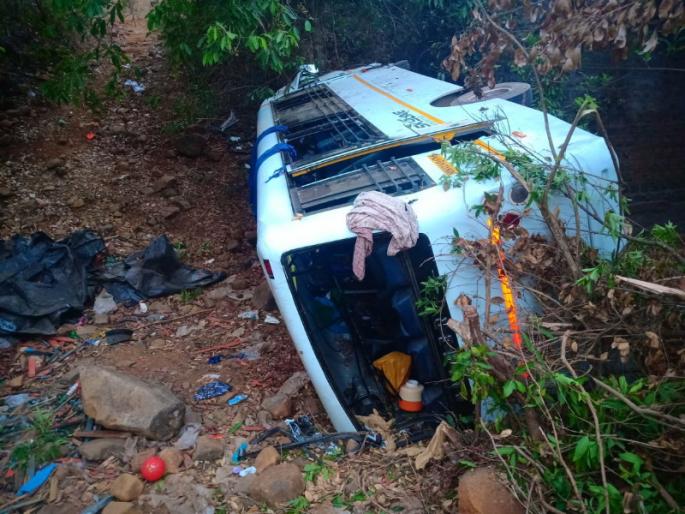 Bus collides on bridge, 2 killed, 24 injured | सहलीसाठी निघालेली बस पुलावरून कोसळली :२ ठार, २४ जखमी Bus collides on bridge, 2 killed, 24 injured | सहलीसाठी निघालेली बस पुलावरून कोसळली :२ ठार, २४ जखमी