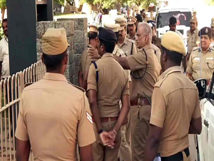 For not giving mutton dead body was picked up from the crematorium | दुकानदाराचा मोफत मांस देण्यास नकार; माथेफिरुने संतापून दुकानाबाहेर फेकला कुजलेला मृतदेह For not giving mutton dead body was picked up from the crematorium | दुकानदाराचा मोफत मांस देण्यास नकार; माथेफिरुने संतापून दुकानाबाहेर फेकला कुजलेला मृतदेह
