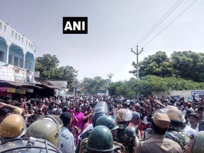 Anti Sterlite protests 9 killed amid clashes between police and protesters | तामिळनाडूत कॉपर प्लांटविरोधातील आंदोलनाला हिंसक वळण; 9 जणांचा मृत्यू Anti Sterlite protests 9 killed amid clashes between police and protesters | तामिळनाडूत कॉपर प्लांटविरोधातील आंदोलनाला हिंसक वळण; 9 जणांचा मृत्यू