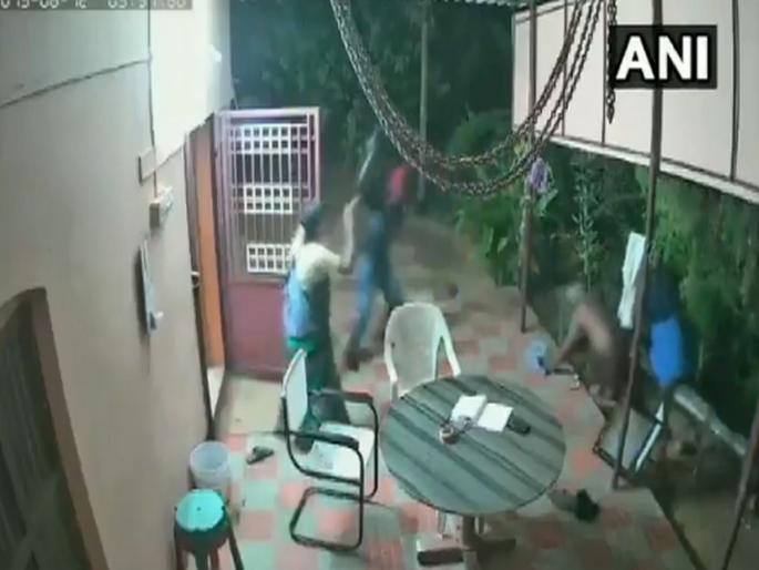 Video brave elderly couple fights off armed robbers with chairs and slippers | Video : आजी-आजोबांनी चोरट्यांना चोपलं; धाडस कॅमेऱ्यात कैद Video brave elderly couple fights off armed robbers with chairs and slippers | Video : आजी-आजोबांनी चोरट्यांना चोपलं; धाडस कॅमेऱ्यात कैद