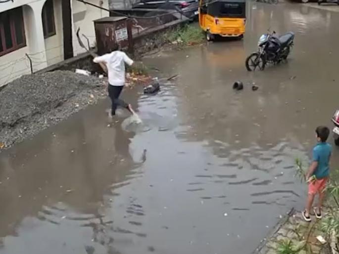 The boy was writhing in agony from the electric shock, and people didn't dare to approach him. Suddenly, a young man ran up and... | विजेच्या धक्क्याने तडफडत होता मुलगा, लोकांची जवळ जाण्याची होत नव्हती हिंमत, तेवढ्यात एक तरुण धावला आणि... The boy was writhing in agony from the electric shock, and people didn't dare to approach him. Suddenly, a young man ran up and... | विजेच्या धक्क्याने तडफडत होता मुलगा, लोकांची जवळ जाण्याची होत नव्हती हिंमत, तेवढ्यात एक तरुण धावला आणि...