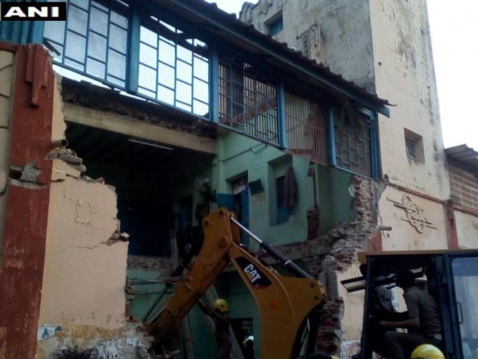 Eight people died after roof collapses in bus depot of Tamil Nadu; Three people seriously injured | तामिळनाडूतील बस डेपोच्या विश्रांतीगृहाचं छत कोसळून आठ जणांचा मृत्यू; तीन जणांना वाचविण्यात यश Eight people died after roof collapses in bus depot of Tamil Nadu; Three people seriously injured | तामिळनाडूतील बस डेपोच्या विश्रांतीगृहाचं छत कोसळून आठ जणांचा मृत्यू; तीन जणांना वाचविण्यात यश