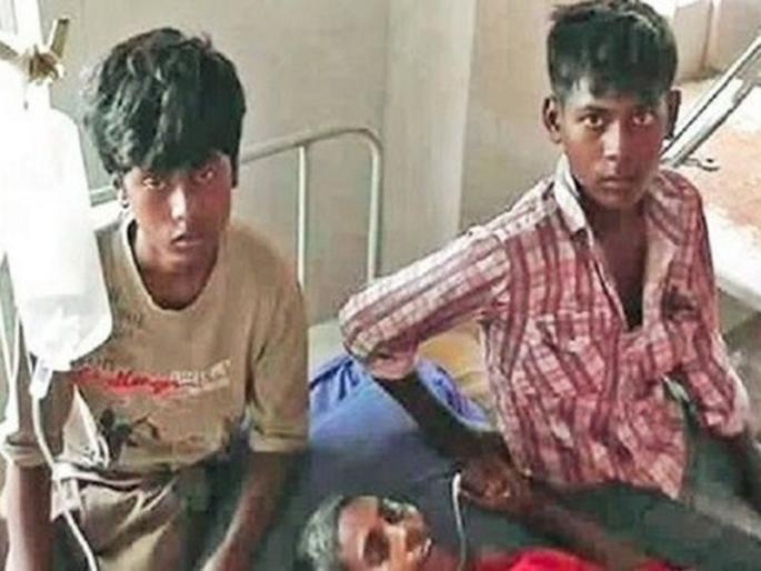 Children beg to collect money for funeral of mother | आईवर अंत्यसंस्कार करण्यासाठी मुलांनी भीक मागून जमवले पैसे Children beg to collect money for funeral of mother | आईवर अंत्यसंस्कार करण्यासाठी मुलांनी भीक मागून जमवले पैसे