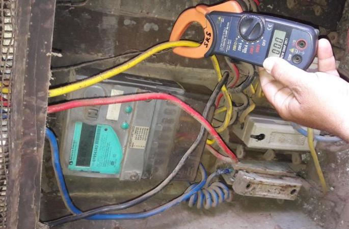 Tampering in the electricity meter can cause permanent darkness in the house | वीज मीटरमध्ये फेरफार केल्यास होऊ शकतो घरात कायमचा अंधार Tampering in the electricity meter can cause permanent darkness in the house | वीज मीटरमध्ये फेरफार केल्यास होऊ शकतो घरात कायमचा अंधार