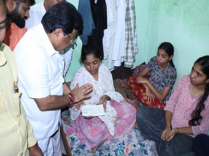 Minister Tanaji Sawant visits suicide victim Dethe's house for Maratha reservation | मराठा आरक्षणासाठी आत्महत्याग्रस्त देठे यांच्या घरी मंत्री तानाजी सावंत यांची भेट Minister Tanaji Sawant visits suicide victim Dethe's house for Maratha reservation | मराठा आरक्षणासाठी आत्महत्याग्रस्त देठे यांच्या घरी मंत्री तानाजी सावंत यांची भेट