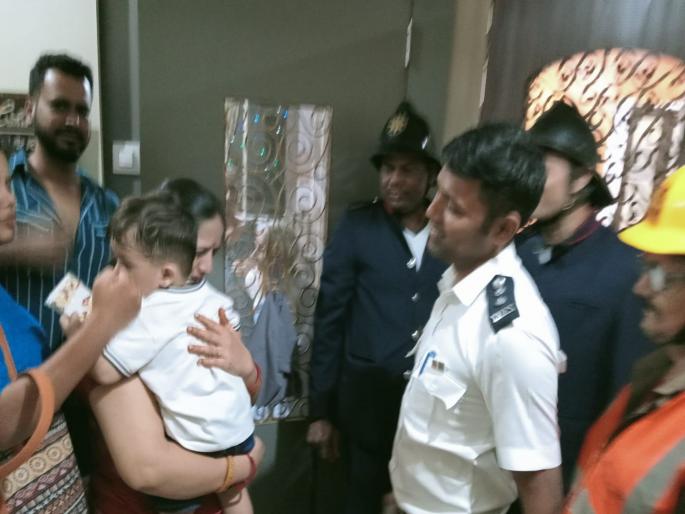 The safe escape of the visiting baby 'Naksha' by fire brigade | पाहुणा आलेल्या चिमुकल्या 'नक्ष' ची सुखरूप सुटका The safe escape of the visiting baby 'Naksha' by fire brigade | पाहुणा आलेल्या चिमुकल्या 'नक्ष' ची सुखरूप सुटका
