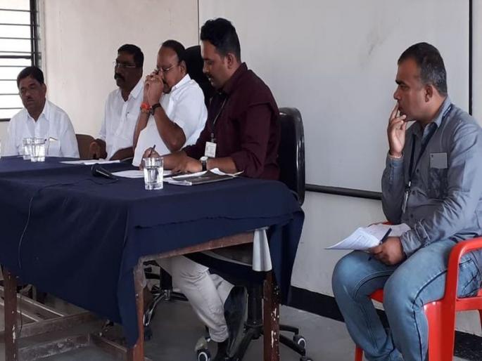 Officials: Their 'Dandi' caused a scarcity meeting | अधिका:यांच्या ‘दांडी’मुळे टंचाई बैठक बारगळली Officials: Their 'Dandi' caused a scarcity meeting | अधिका:यांच्या ‘दांडी’मुळे टंचाई बैठक बारगळली