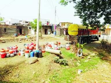 polluted water supply from tankers at Nandusa | नांदुसा येथे टँकरमधून दूषित पाणी पुरवठा
