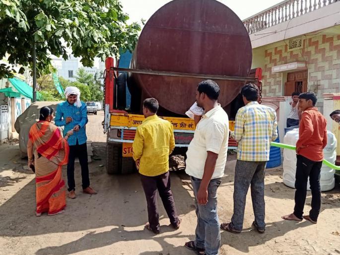 MLAs supply water by tanker in Surjekot | आमदारांनी सर्जेकोटमध्ये केला टँकरने पाणीपुरवठा MLAs supply water by tanker in Surjekot | आमदारांनी सर्जेकोटमध्ये केला टँकरने पाणीपुरवठा