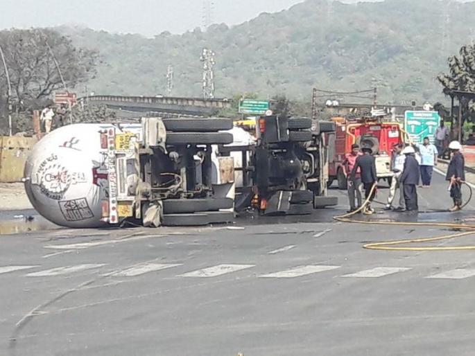 A tanker filled with LPG gas near Varasave Traffic Bridge, a huge traffic congestion | वरसावे वाहतूक पुलाजवळ एलपीजी गॅसने भरलेला टँकर पलटला, वाहतुकीची प्रचंड कोंडी