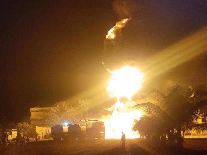 Thrill! A tanker who transporting petrol and diesel on the Pune-Solapur highway suddenly took fire | थरार! पुणे-सोलापूर महामार्गावर पेट्रोल- डिझेलची वाहतूक करणाऱ्या टॅंकरने घेतला अचानक पेट Thrill! A tanker who transporting petrol and diesel on the Pune-Solapur highway suddenly took fire | थरार! पुणे-सोलापूर महामार्गावर पेट्रोल- डिझेलची वाहतूक करणाऱ्या टॅंकरने घेतला अचानक पेट
