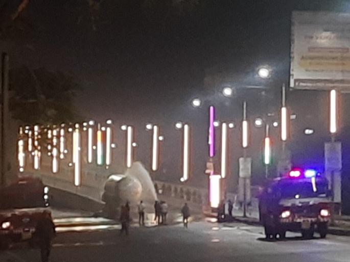 Gas leak from tanker after accident on CIDCO flyover in Chhatrapati Sambhajinagar, traffic diverted | Video: छत्रपती संभाजीनगरात अपघातानंतर टँकरमधून गॅस गळती; परिसरातील रस्ते, लाईट बंद Gas leak from tanker after accident on CIDCO flyover in Chhatrapati Sambhajinagar, traffic diverted | Video: छत्रपती संभाजीनगरात अपघातानंतर टँकरमधून गॅस गळती; परिसरातील रस्ते, लाईट बंद