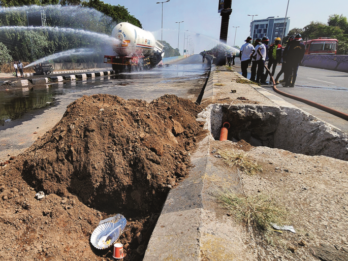 Chhatrapatisambhajinagar Gas Leak: 'Diversion' going to the flyover dangerous? A pothole in the middle of the divider is believed to have contributed to the accident | उड्डाणपुलावर जाणारे ‘डायव्हर्जन’ धोक्याचे? दुभाजकामध्ये खोदलेला खड्डा टँकर अपघाताला कारणीभूत? Chhatrapatisambhajinagar Gas Leak: 'Diversion' going to the flyover dangerous? A pothole in the middle of the divider is believed to have contributed to the accident | उड्डाणपुलावर जाणारे ‘डायव्हर्जन’ धोक्याचे? दुभाजकामध्ये खोदलेला खड्डा टँकर अपघाताला कारणीभूत?