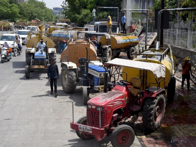 Marathwada water level shrinking, 51 talukas are facing water crisis, the number of tankers is around 1 thousand | मराठवाडा आटतोय, ५१ तालुक्यांवर जलसंकट गडद, टँकरचा आकडा १ हजाराच्या उंबऱ्यावर Marathwada water level shrinking, 51 talukas are facing water crisis, the number of tankers is around 1 thousand | मराठवाडा आटतोय, ५१ तालुक्यांवर जलसंकट गडद, टँकरचा आकडा १ हजाराच्या उंबऱ्यावर