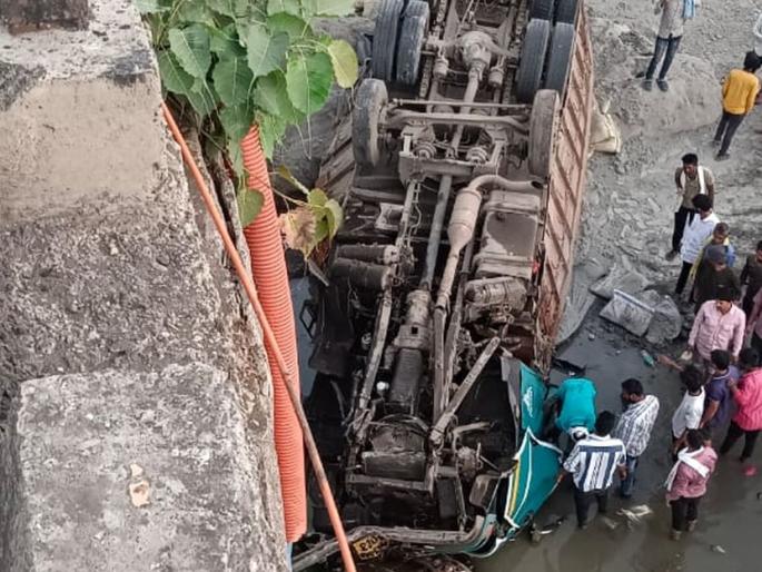 Cement truck overturned in Pangang | सिमेंटचा ट्रक पैनगंगेत उलटला Cement truck overturned in Pangang | सिमेंटचा ट्रक पैनगंगेत उलटला