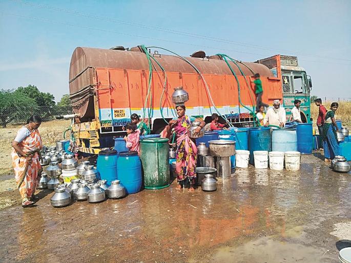 Billions spent on water schemes; But the tankers moved more in the village! | जलयोजनेत कोट्यवधी जिरले; पण गावात टँकरच जास्त फिरले! Billions spent on water schemes; But the tankers moved more in the village! | जलयोजनेत कोट्यवधी जिरले; पण गावात टँकरच जास्त फिरले!