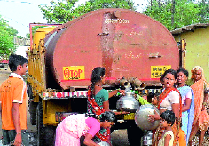 Assistant to Tanker Contractor from Group Development Officer | गटविकास अधिका-याकडून टॅँकर ठेकेदाराची पाठराखण