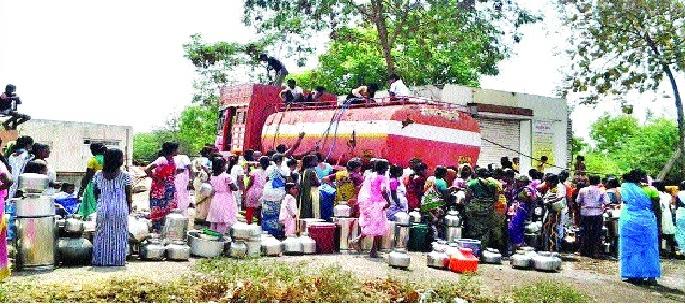 Due to rising drought, severe water shortage in Sangli district | दुष्काळाची दाहकता वाढली- सांगली जिल्ह्यात तीव्र पाणीटंचाई Due to rising drought, severe water shortage in Sangli district | दुष्काळाची दाहकता वाढली- सांगली जिल्ह्यात तीव्र पाणीटंचाई