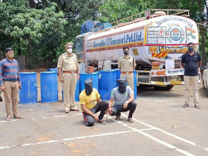Twenty lakh items including chemical tanker seized, three arrested | केमिकल टँकरसह वीस लाखांचा मुद्देमाल केला जप्त, तीन जणांना अटक Twenty lakh items including chemical tanker seized, three arrested | केमिकल टँकरसह वीस लाखांचा मुद्देमाल केला जप्त, तीन जणांना अटक