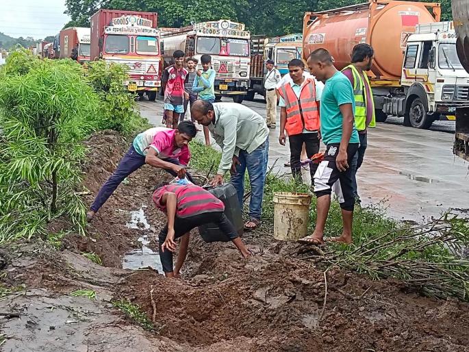 An oil tanker overturned on the highway; Citizens flock to understand diesel | महामार्गावर ऑइल घेऊन जाणारा टँकर उलटला; डिझेल समजून घेऊन जाण्यासाठी नागरिकांची झुंबड An oil tanker overturned on the highway; Citizens flock to understand diesel | महामार्गावर ऑइल घेऊन जाणारा टँकर उलटला; डिझेल समजून घेऊन जाण्यासाठी नागरिकांची झुंबड