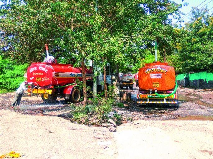 The rain turned its back; Water to 17 villages by tanker | पावसाने पाठ फिरविली; १७ गावांना टँकरने पाणी The rain turned its back; Water to 17 villages by tanker | पावसाने पाठ फिरविली; १७ गावांना टँकरने पाणी