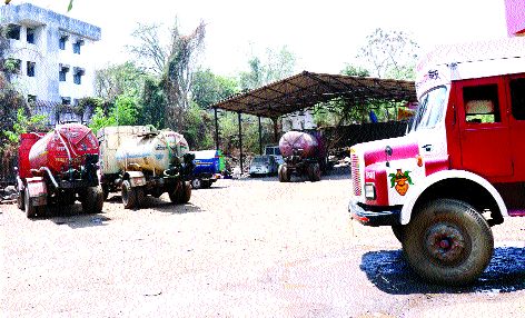 Tinkerbells have become dull white | टँकरलॉबीचे झाले उखळ पांढरे Tinkerbells have become dull white | टँकरलॉबीचे झाले उखळ पांढरे