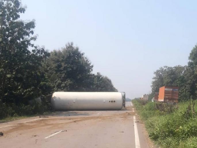 An LPG tanker overturned on Mordoli Ghat Highway; | मोरदोली घाट हायवेवर एलपीजीचा एक टँकर उलटला; फायर टीम अलर्ट An LPG tanker overturned on Mordoli Ghat Highway; | मोरदोली घाट हायवेवर एलपीजीचा एक टँकर उलटला; फायर टीम अलर्ट