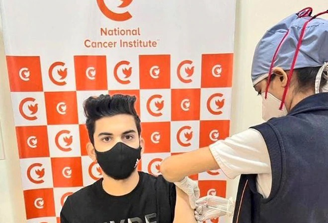 hospital clarification on tanmay fadnavis coronavirus vaccine second dose devendra fadnavis congress allegation | त्यानं पहिला डोस घेतल्याचं सर्टिफिकेट दाखवलं अन् आम्ही...; तन्मय फडणवीसला दुसरा डोस देणाऱ्या NCIचा सावध पवित्रा