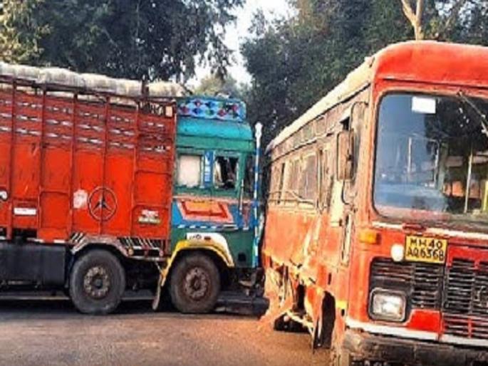 19 passengers injured in ST and truck accident at Tanang Phata on Miraj Pandharpur road | Sangli: ट्रकची एसटीला पाठीमागील बाजूस जोरदार धडक, १९ प्रवासी जखमी; अकरा विद्यार्थ्यांचा समावेश 19 passengers injured in ST and truck accident at Tanang Phata on Miraj Pandharpur road | Sangli: ट्रकची एसटीला पाठीमागील बाजूस जोरदार धडक, १९ प्रवासी जखमी; अकरा विद्यार्थ्यांचा समावेश