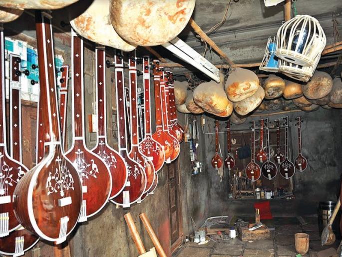 Fossil gastrointestinal trawl damage to GST manufacturing plant | तंतुवाद्यांच्या कच्च्या मालावर जीएसटीची कु-हाड, निर्मिती व्यवसायाला फटका Fossil gastrointestinal trawl damage to GST manufacturing plant | तंतुवाद्यांच्या कच्च्या मालावर जीएसटीची कु-हाड, निर्मिती व्यवसायाला फटका