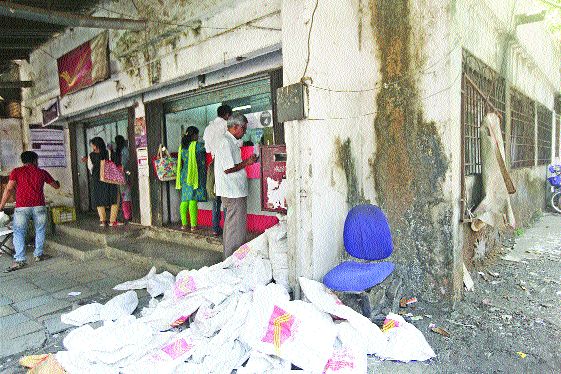 Post office deterioration; Airoli accommodation for 27 years | टपाल कार्यालयाची दुरवस्था; ऐरोलीत २७ वर्षांपासून भाड्याची जागा