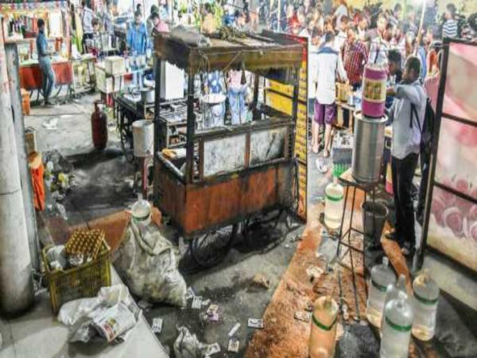 Extra charges taking for footpath stalls license transfer | रस्त्यावरच्या हातगाडी परवाना हस्तांतरणासाठी जादा शुल्क आकारणी  Extra charges taking for footpath stalls license transfer | रस्त्यावरच्या हातगाडी परवाना हस्तांतरणासाठी जादा शुल्क आकारणी