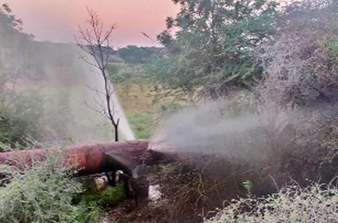 A leak in the Tapi vessel | तापी जलवाहिनीला लागली गळती A leak in the Tapi vessel | तापी जलवाहिनीला लागली गळती