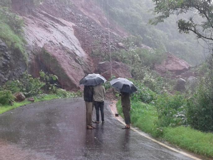 The raid fell on Tapola Mahabaleshwar route | तापोळा महाबळेश्वर मार्गावर दरड कोसळली The raid fell on Tapola Mahabaleshwar route | तापोळा महाबळेश्वर मार्गावर दरड कोसळली