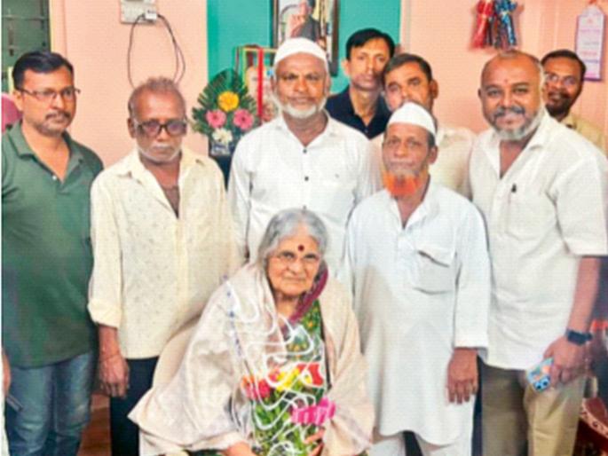 Such popularity of Marathi Sahitya Sammelan president... | साहित्य संमेलनाध्यक्षांची अशीही लोकप्रियता... Such popularity of Marathi Sahitya Sammelan president... | साहित्य संमेलनाध्यक्षांची अशीही लोकप्रियता...