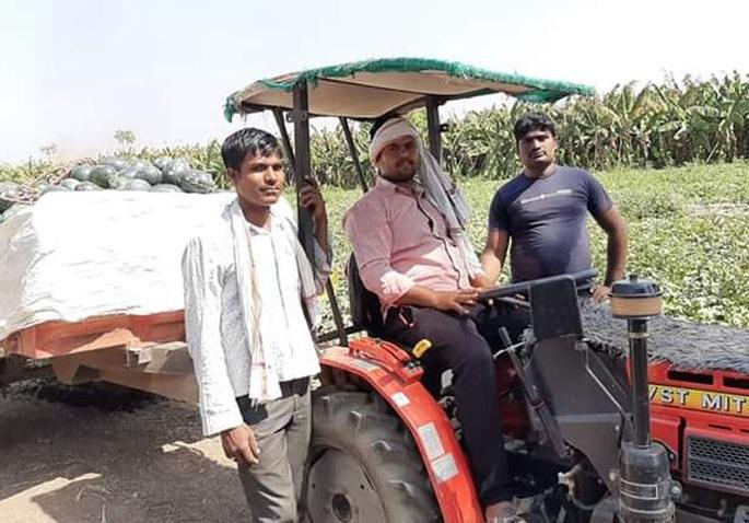 Farmers go to villages and sell watermelons |  शेतकऱ्याने गावोगावी जाऊन केली टरबूज विक्री Farmers go to villages and sell watermelons |  शेतकऱ्याने गावोगावी जाऊन केली टरबूज विक्री