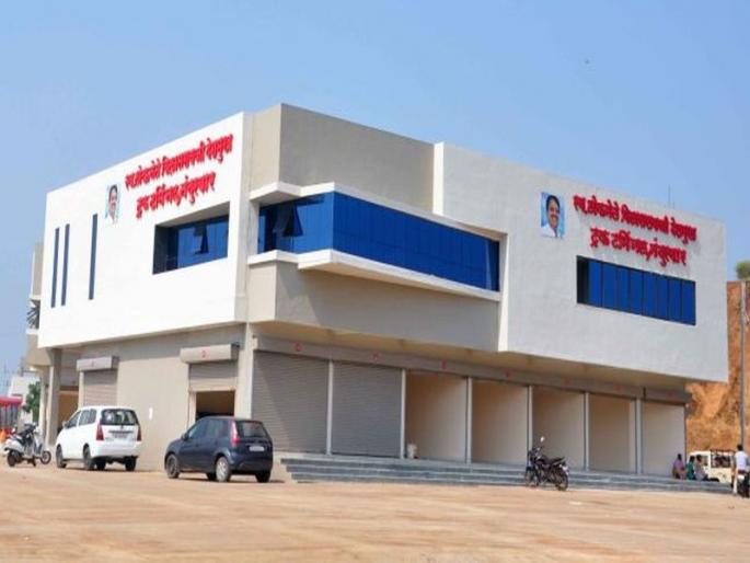 Despite the truck terminus, heavy traffic remained in Nandurbar | ट्रक टर्मिनस होऊनही नंदुरबारात जड वाहतूक कायम Despite the truck terminus, heavy traffic remained in Nandurbar | ट्रक टर्मिनस होऊनही नंदुरबारात जड वाहतूक कायम