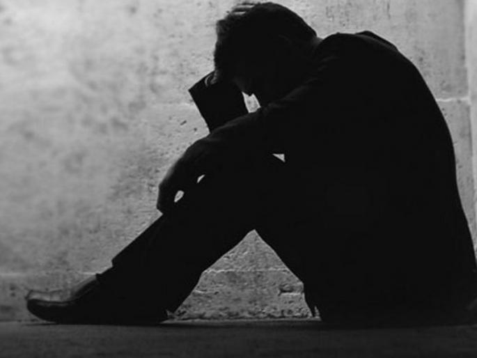 She doesn't speak suspicion of getting close to someone else hanging the young man | ती बोलेना, दुसऱ्याशी जवळीक वाढल्याचा संशय, तरुणाचा गळफास She doesn't speak suspicion of getting close to someone else hanging the young man | ती बोलेना, दुसऱ्याशी जवळीक वाढल्याचा संशय, तरुणाचा गळफास