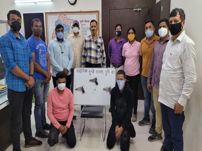 3 village pistols, 2 live cartridges seized from youth's vehicle; The two were handcuffed | तरुणांच्या गाडीतून ३ गावठी पिस्तुलं, २ जिवंत काडतुसे जप्त; दोघांना ठोकल्या बेड्या