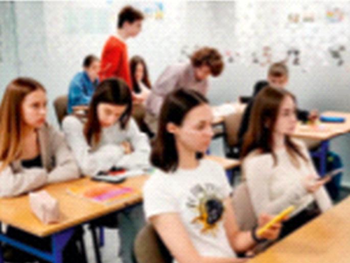 The story of the burning youth in the 'waiting room' | ‘वेटिंग रूम’मध्ये जळणाऱ्या तारुण्याची गोष्ट The story of the burning youth in the 'waiting room' | ‘वेटिंग रूम’मध्ये जळणाऱ्या तारुण्याची गोष्ट