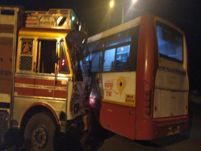 Fortunately all 19 passengers were safely rescued; Bus-truck accident at Tarwalanagar Chowk | सुदैवाने सर्व ४९ प्रवासी सुखरूप बचावले; तारवालानगर चौकात बस-ट्रकचा भीषण अपघात Fortunately all 19 passengers were safely rescued; Bus-truck accident at Tarwalanagar Chowk | सुदैवाने सर्व ४९ प्रवासी सुखरूप बचावले; तारवालानगर चौकात बस-ट्रकचा भीषण अपघात