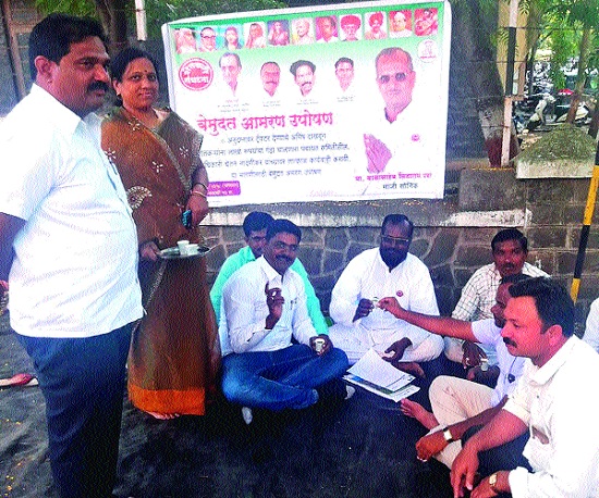 Fasting for action on the staff in Gurgaon - Tractor scam: agitation of Talukas of farmers' association; | तासगावात अधिकाऱ्यावर कारवाईसाठी उपोषण- ट्रॅक्टर घोटाळा : शेतकरी संघटनेच्या तालुकाध्यक्षांचे आंदोलन;