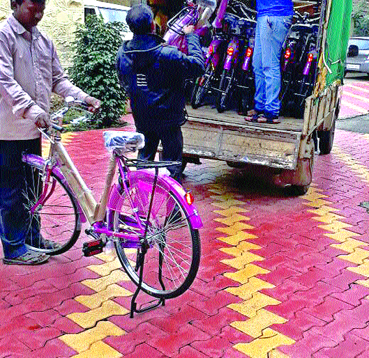 Bicycling breakup in hours | तासगावात सायकल वाटपात गोलमाल
