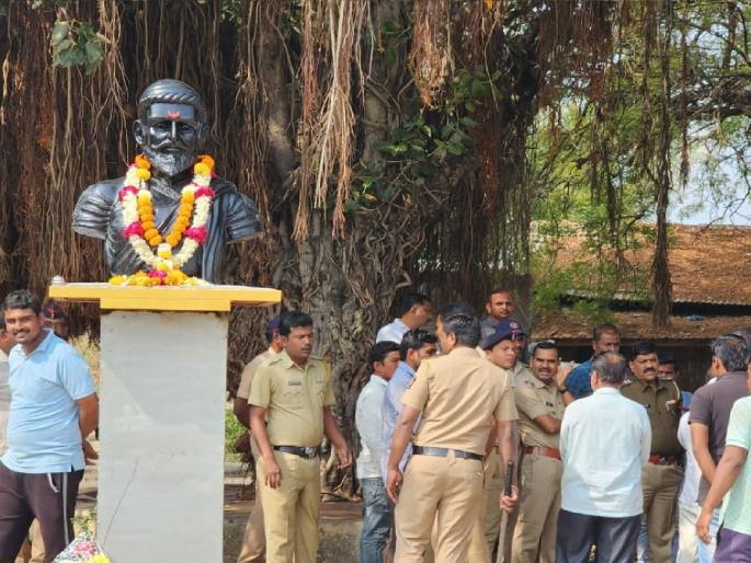 Overnight installation of Shivaji Maharaj's statue in Alte Sangli district | सांगलीतील आळतेमध्ये शिवाजी महाराजांच्या पुतळ्याची रातोरात प्रतिष्ठापना, पोलिस बंदोबस्तात पुतळा काढला Overnight installation of Shivaji Maharaj's statue in Alte Sangli district | सांगलीतील आळतेमध्ये शिवाजी महाराजांच्या पुतळ्याची रातोरात प्रतिष्ठापना, पोलिस बंदोबस्तात पुतळा काढला